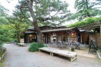 兼六亭の外観写真。兼六園にある日本最古の噴水の前に立地する。