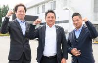 妹尾俊生工場長、兵庫秀彦社長、福井昌晴取締役の写真
